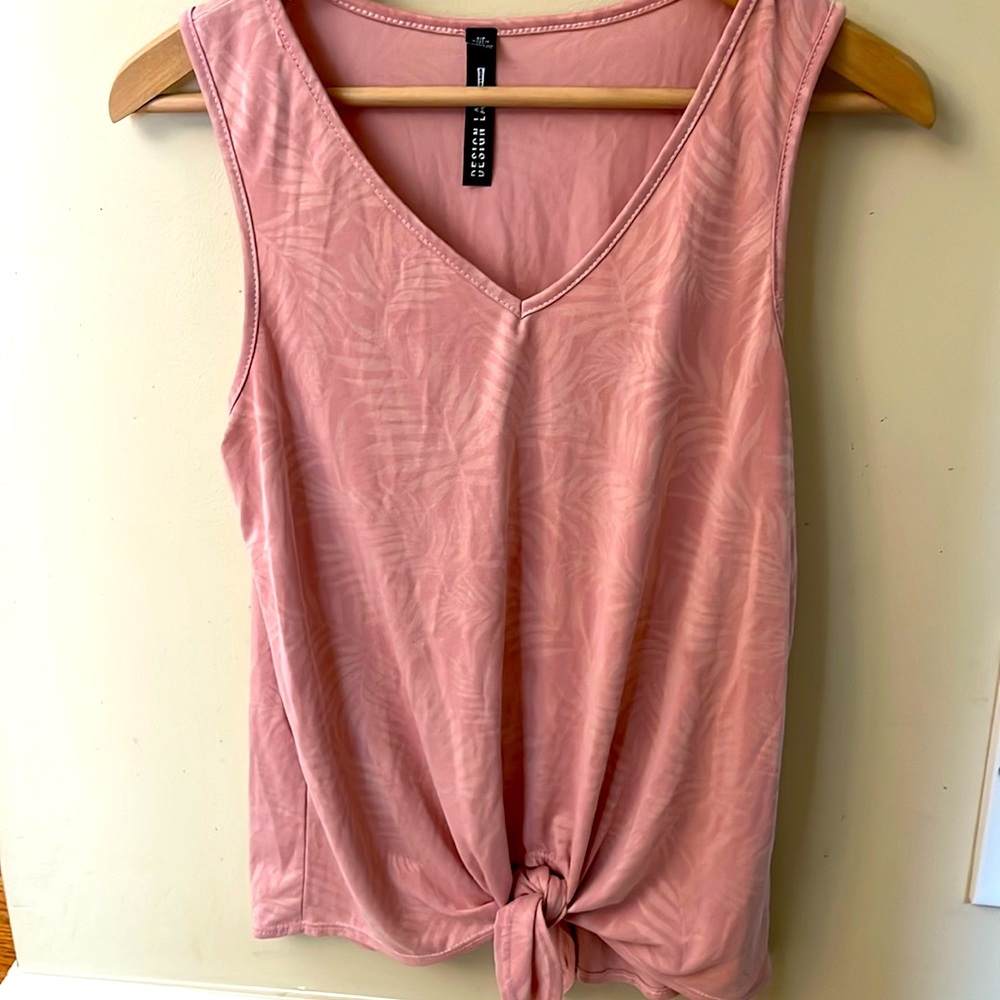 Design Lab sleeveless top, size small